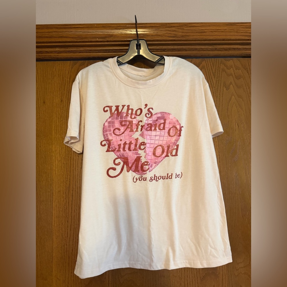 Taylor Swift WAOLOM graphic tee